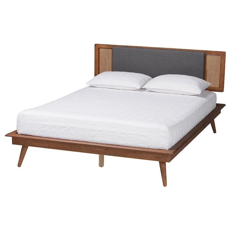 Lit plateforme moderne du milieu du siècle en tissu gris foncé et bois de noyer.