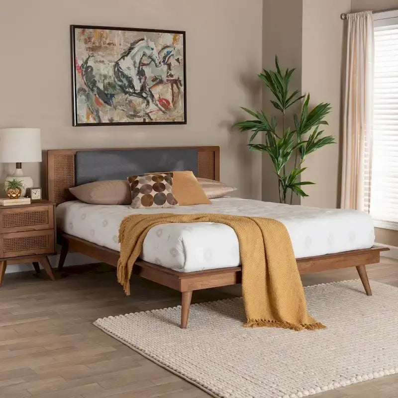Lit plateforme moderne du milieu du siècle en tissu gris foncé et bois de noyer.